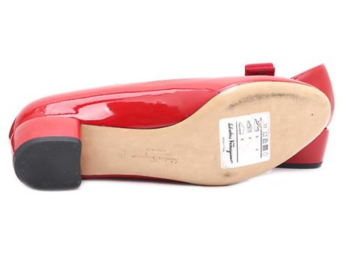 Salvatore Ferragamo Lackschuhe in Rot mit goldener Schleife - Ansicht 12
