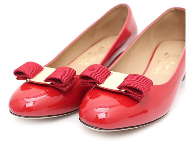 Salvatore Ferragamo Lackschuhe in Rot mit goldener Schleife - Ansicht 13