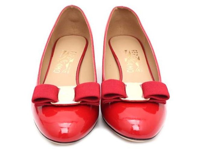 Salvatore Ferragamo Lackschuhe in Rot mit goldener Schleife - Ansicht 2