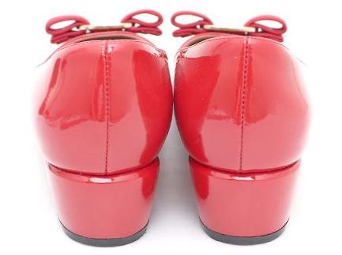Salvatore Ferragamo Lackschuhe in Rot mit goldener Schleife - Ansicht 4