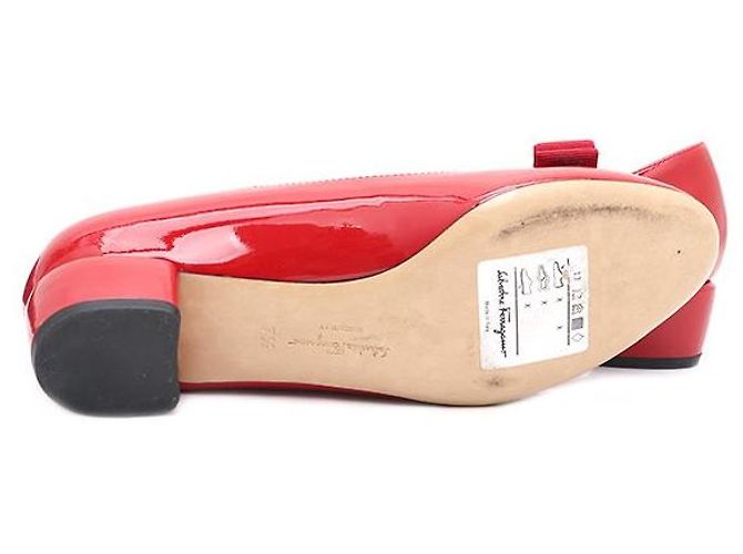 Salvatore Ferragamo Lackschuhe in Rot mit goldener Schleife - Ansicht 5