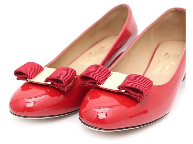 Salvatore Ferragamo Lackschuhe in Rot mit goldener Schleife - Ansicht 6