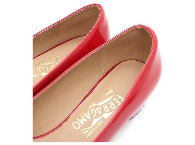 Salvatore Ferragamo Lackschuhe in Rot mit goldener Schleife - Ansicht 7