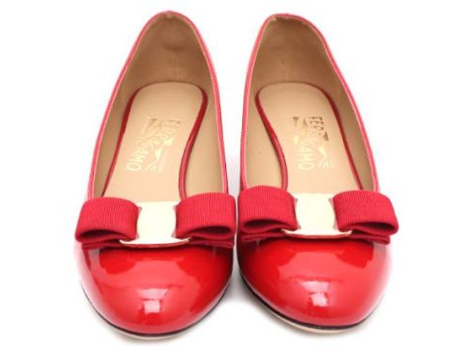 Salvatore Ferragamo Lackschuhe in Rot mit goldener Schleife - Ansicht 9