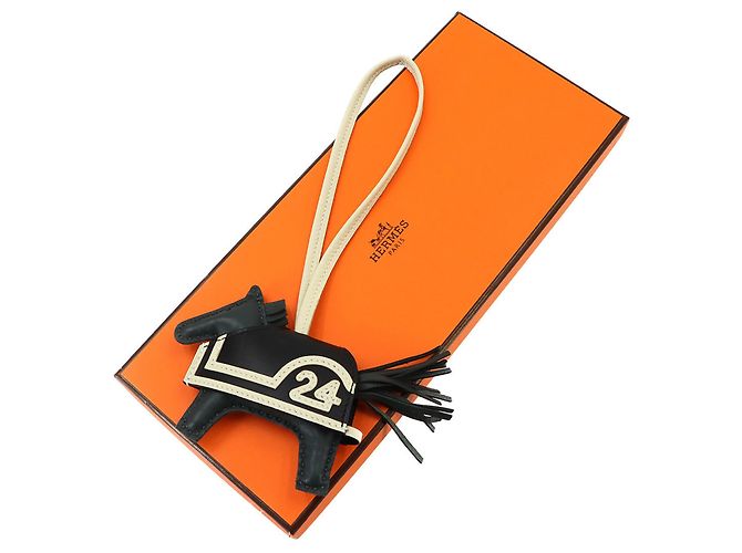 Hermès Hermes Rodeo Robeo Coeur PM Handbag Charm Nero - vista 2