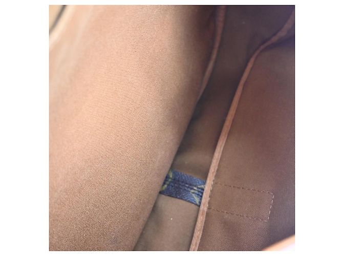 Louis Vuitton Saumur Monogram 35 Castaño - vista 3