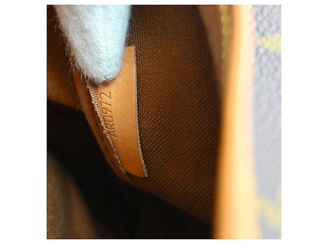 Louis Vuitton Saumur Monogram 35 Castaño - vista 5