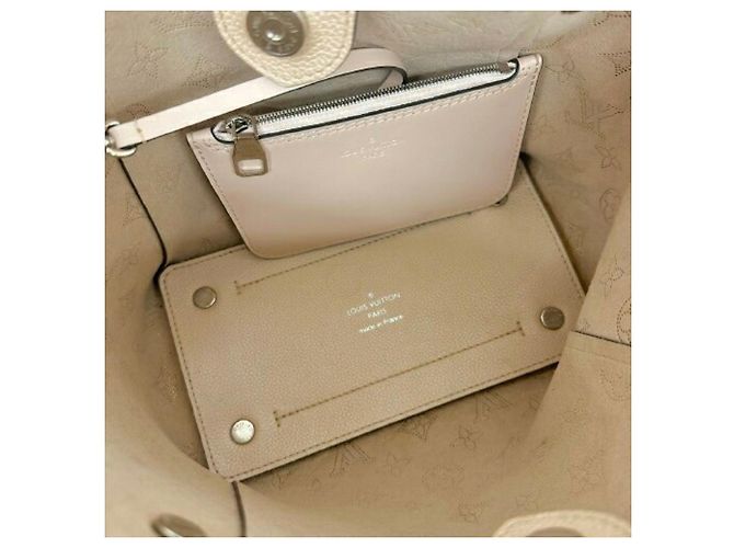 Borsa a tracolla in pelle Louis Vuitton Mahina PM M58785 Beige - vista 9