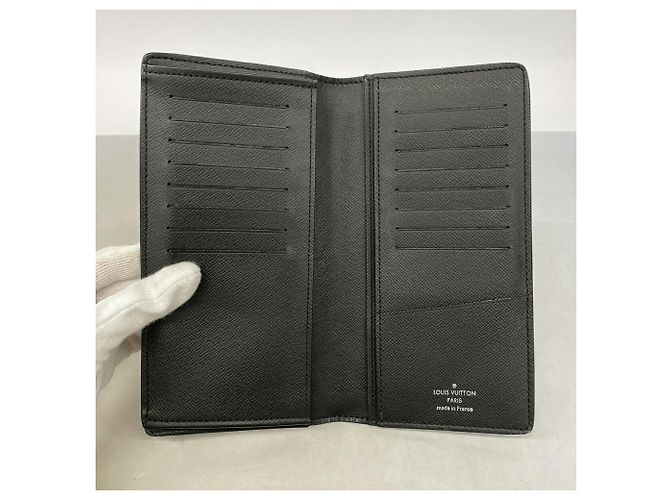Louis Vuitton Taiga Portefeuille Brazza Wallet Grigio - vista 3