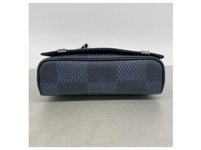 Borsa a tracolla Louis Vuitton Damiera Attitude District MM Blu navy - vista 3