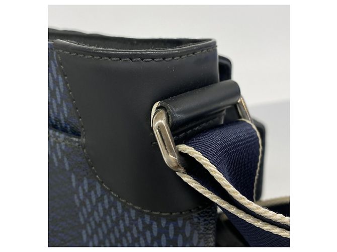 Borsa a tracolla Louis Vuitton Damiera Attitude District MM Blu navy - vista 7