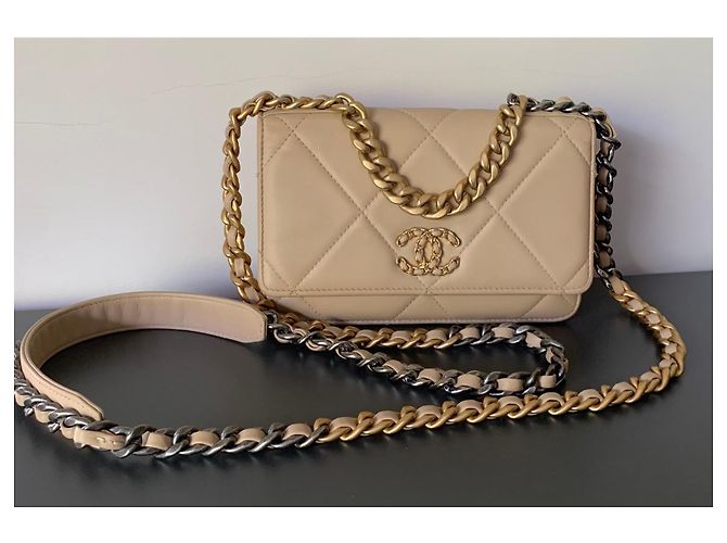 Chanel 19 Wallet on chain Beige - vista 3