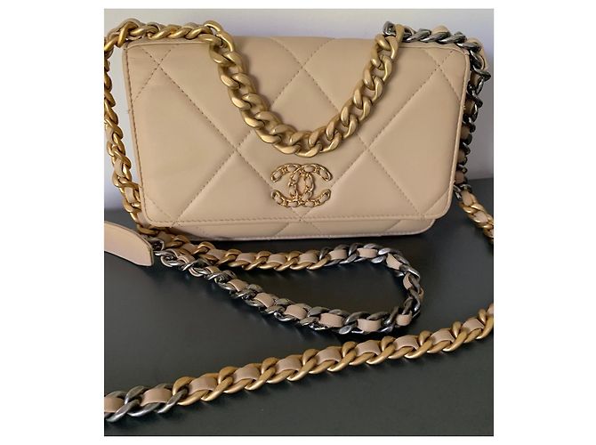 Chanel 19 Wallet on chain Beige - vista 4