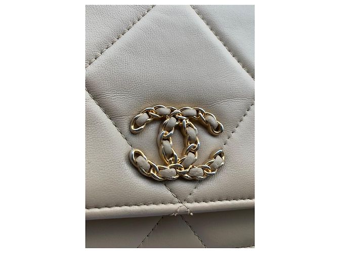 Chanel 19 Wallet on chain Beige - vista 9