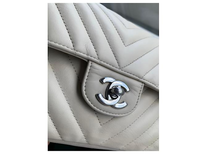 Borsa a tracolla Chanel Timeless Classique Chevron Medium Beige - vista 4