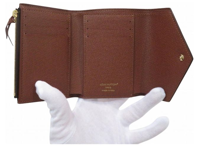 Louis Vuitton Portefeuille Victorine Tri-fold Wallet Marrone Monogramma - vista 3