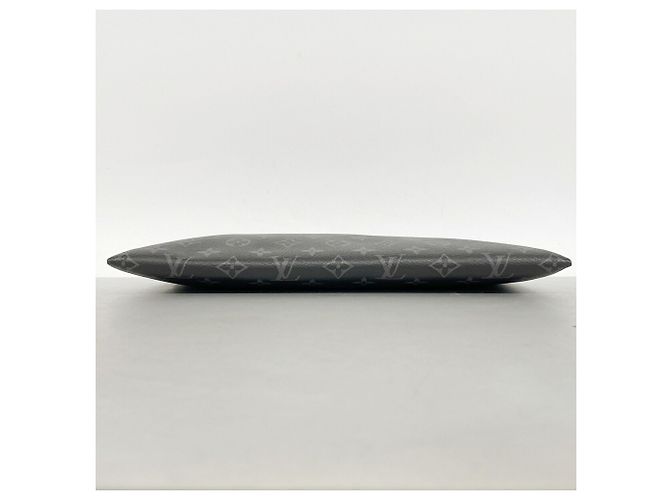 Louis Vuitton Monogram Eclipse Pochette Discovery Clutch Bag Preto - vista 3