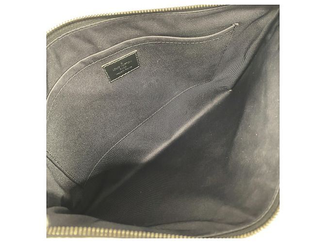 Louis Vuitton Monogram Eclipse Pochette Discovery Clutch Bag Preto - vista 4