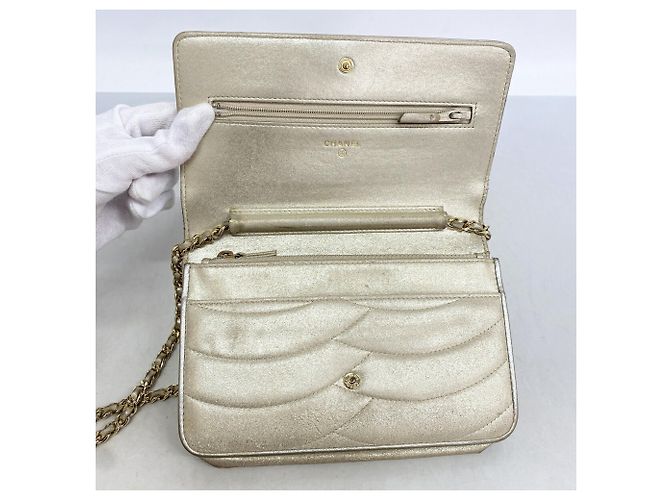 Portafoglio a tracolla in pelle dorata Chanel D'oro - vista 4