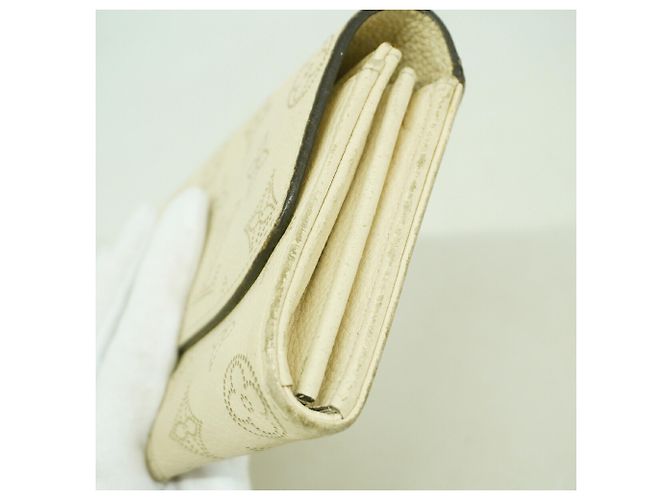 Louis Vuitton Mahina Portefeuille Iris Long Wallet Bianco sporco - vista 7