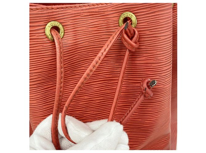 Noe Borsa a tracolla Louis Vuitton Epi Petit Noé Rosso - vista 7