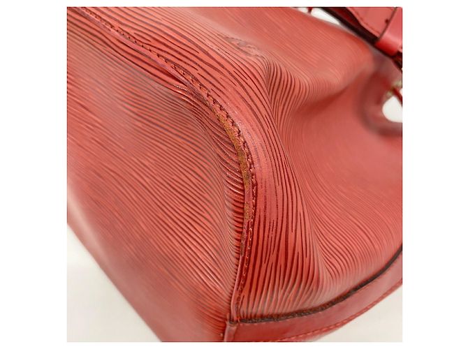 Noe Borsa a tracolla Louis Vuitton Epi Petit Noé Rosso - vista 9