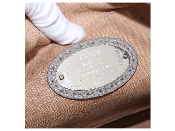 FENDI Celeria Schultertasche aus Leder Grau Silber authentisch 195653V Braun - Ansicht 19