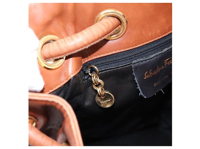 Zaino Salvatore Ferragamo Vala in pelle marrone e oro Auth ka5589 D'oro - vista 19