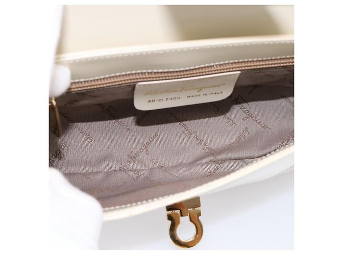 Borsa a tracolla Salvatore Ferragamo Gancini in pelle beige chiaro e oro Auth 196789A D'oro - vista 10