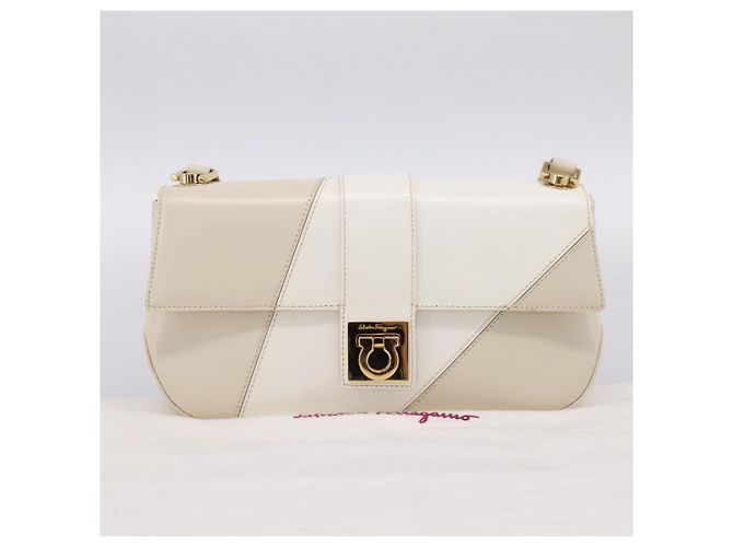 Borsa a tracolla Salvatore Ferragamo Gancini in pelle beige chiaro e oro Auth 196789A D'oro - vista 12