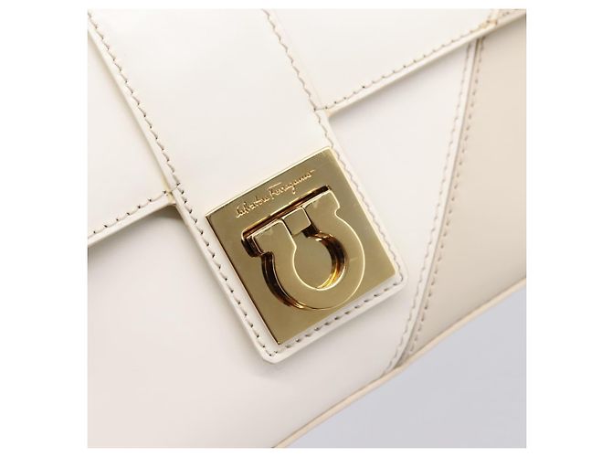 Borsa a tracolla Salvatore Ferragamo Gancini in pelle beige chiaro e oro Auth 196789A D'oro - vista 18