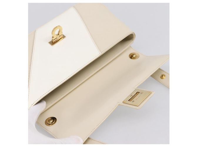 Borsa a tracolla Salvatore Ferragamo Gancini in pelle beige chiaro e oro Auth 196789A D'oro - vista 9