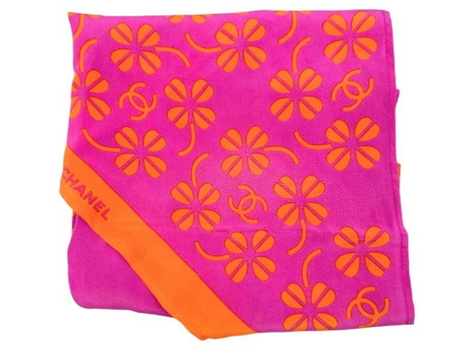 Sciarpa Chanel Coco Mark Quadrifoglio in Rosa - vista 2