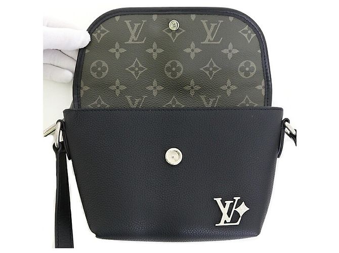 Borsa a tracolla portafoglio wearable Louis Vuitton Pulse Nero Cachi - vista 4