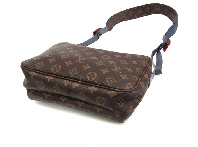 Louis Vuitton Outdoor Messenger Monogram Canvas PM Marrone - vista 3