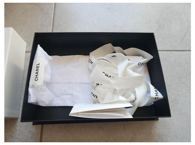 Cambon Caixa Chanel com fita e papel de seda 26,5X18X6,5cms Preto Branco - vista 2