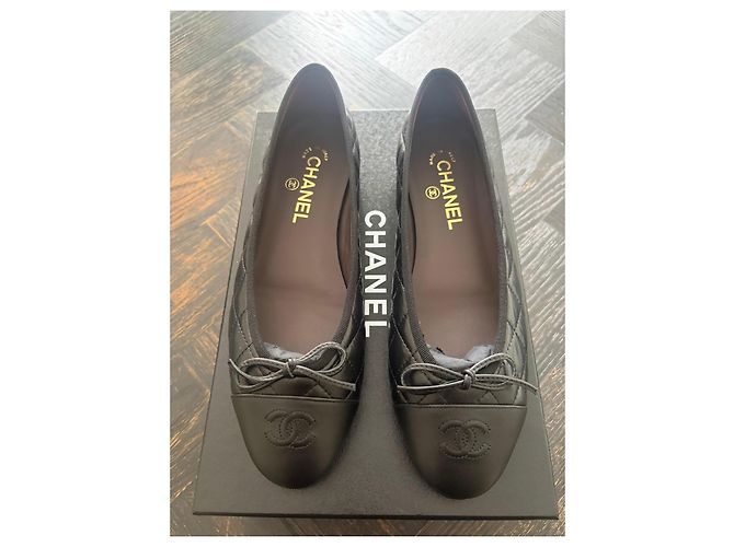 Sapatilhas Chanel em pele acolchoada preta Preto - vista 2