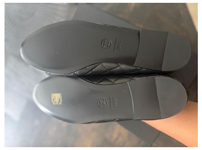 Sapatilhas Chanel em pele acolchoada preta Preto - vista 7