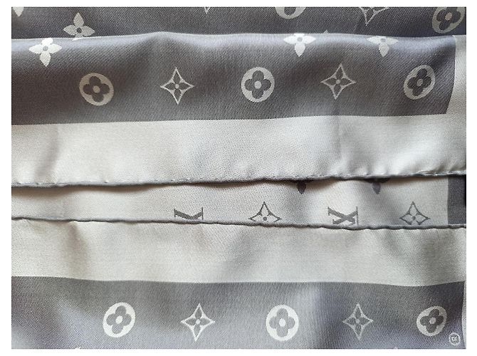 Foulard in seta Monogram Louis Vuitton Bianco Grigio - vista 5