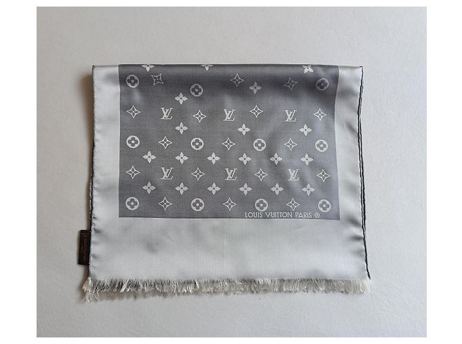 Foulard in seta Monogram Louis Vuitton Bianco Grigio - vista 6