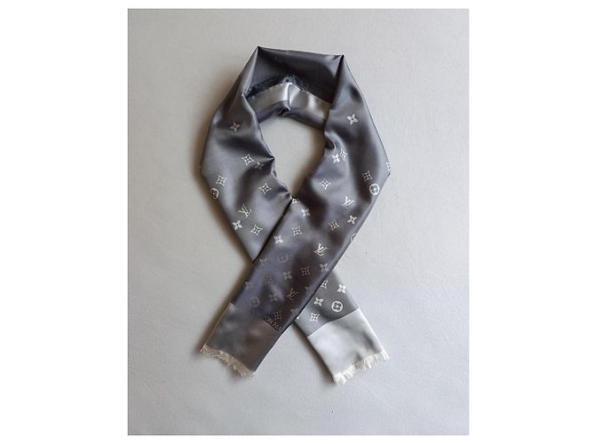 Foulard in seta Monogram Louis Vuitton Bianco Grigio - vista 7