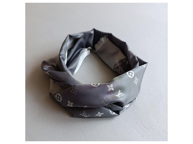 Foulard in seta Monogram Louis Vuitton Bianco Grigio - vista 8