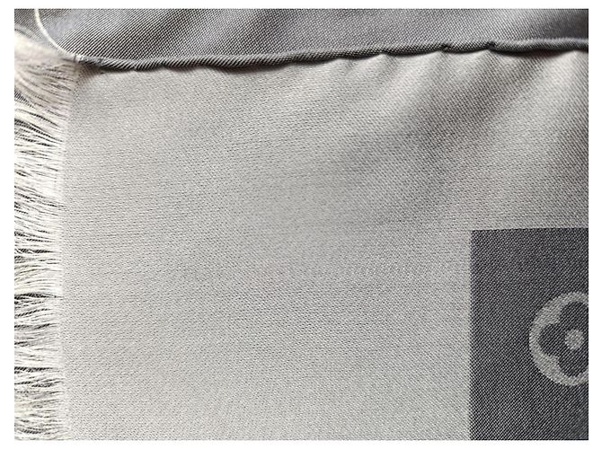 Foulard in seta Monogram Louis Vuitton Bianco Grigio - vista 9