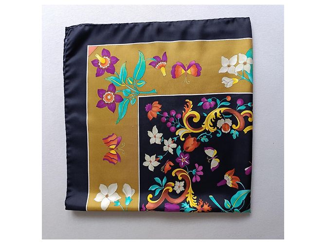 Foulard in seta Gucci con stampa floreale e farfalle Nero Rosa Bianco D'oro Verde Arancione Porpora Giallo - vista 7