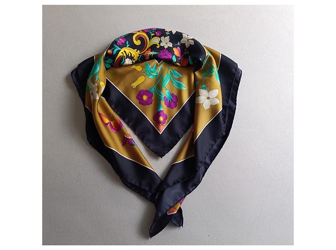 Foulard in seta Gucci con stampa floreale e farfalle Nero Rosa Bianco D'oro Verde Arancione Porpora Giallo - vista 8