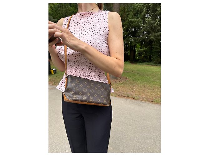 Louis Vuitton Trotteur Fine Trotter Castaño - vista 2