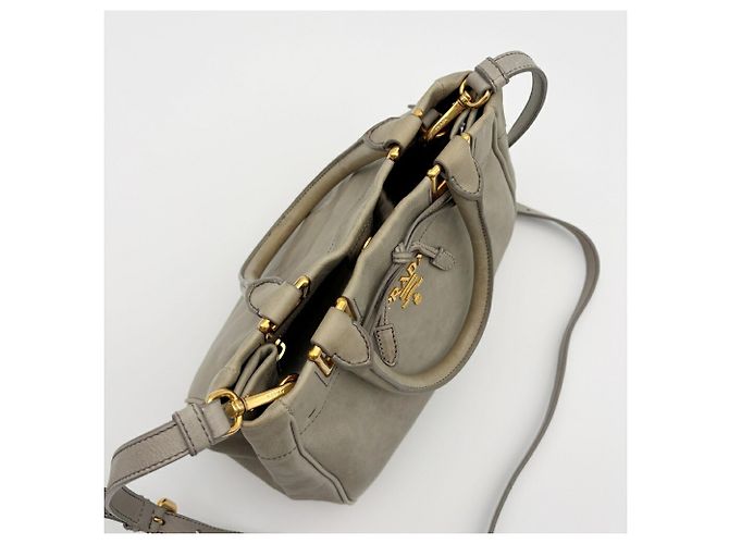 Borsa a tracolla in pelle Prada BN2245 in Grayish Grigio - vista 17