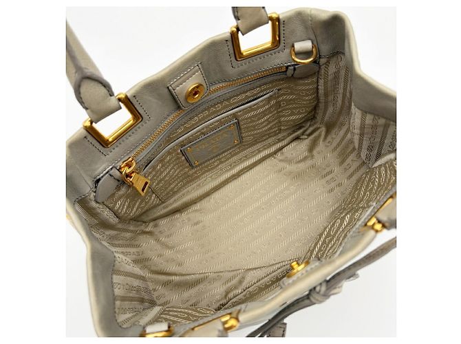 Borsa a tracolla in pelle Prada BN2245 in Grayish Grigio - vista 18