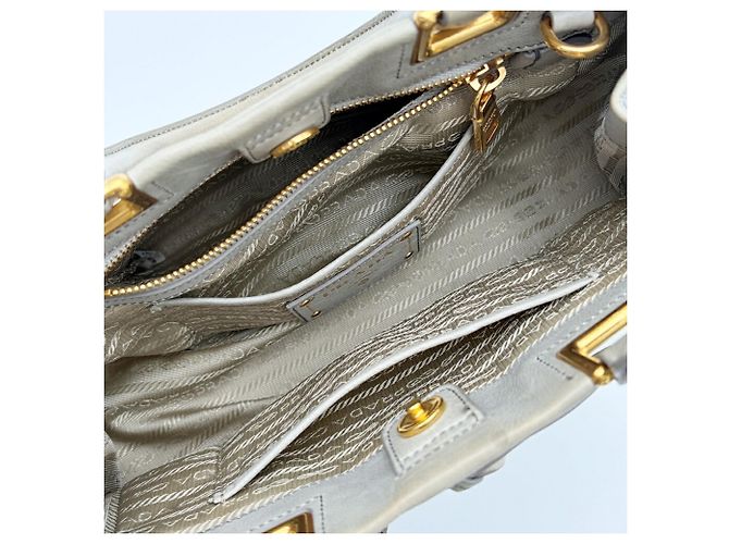 Borsa a tracolla in pelle Prada BN2245 in Grayish Grigio - vista 20