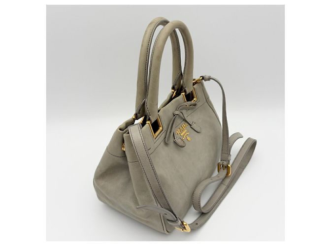Borsa a tracolla in pelle Prada BN2245 in Grayish Grigio - vista 4